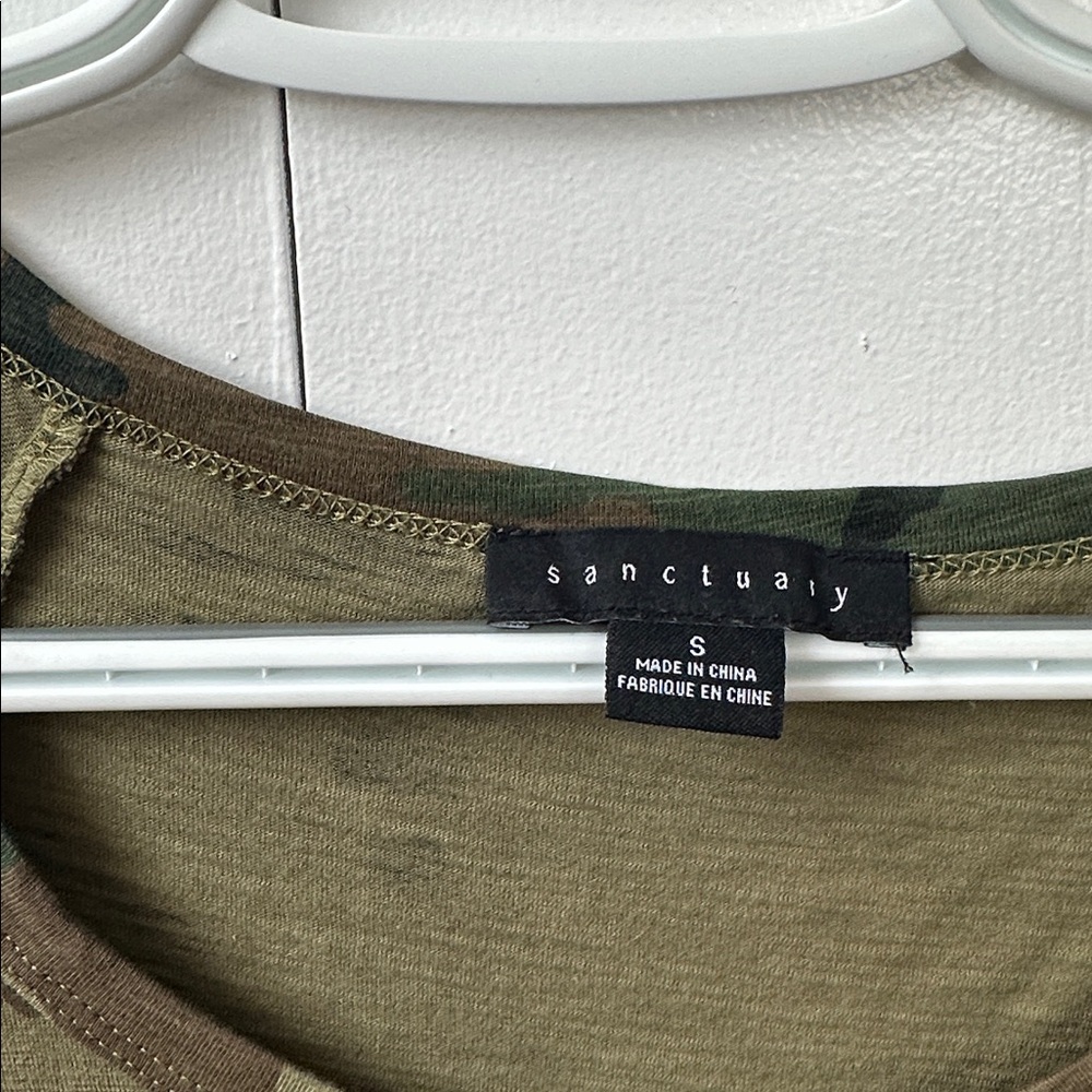 Sanctuary Camo Tie-Front Tee Size S - Picture 4 of 5